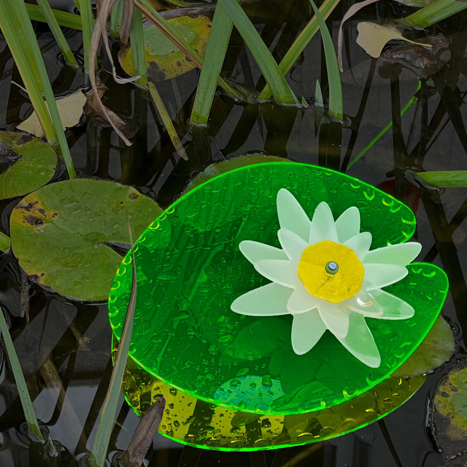 die leuchtende Seerose 2 SunForm-Sonnenfänger SunForm-Sonnenfänger, Gartendeko, Gartenstecker: Seerose