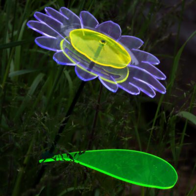 Sonnenfänger, Gartendeko, Gartenstecker, Blume: Kristall-Violett, das leuchtende Gänseblümchen im Gras, groß