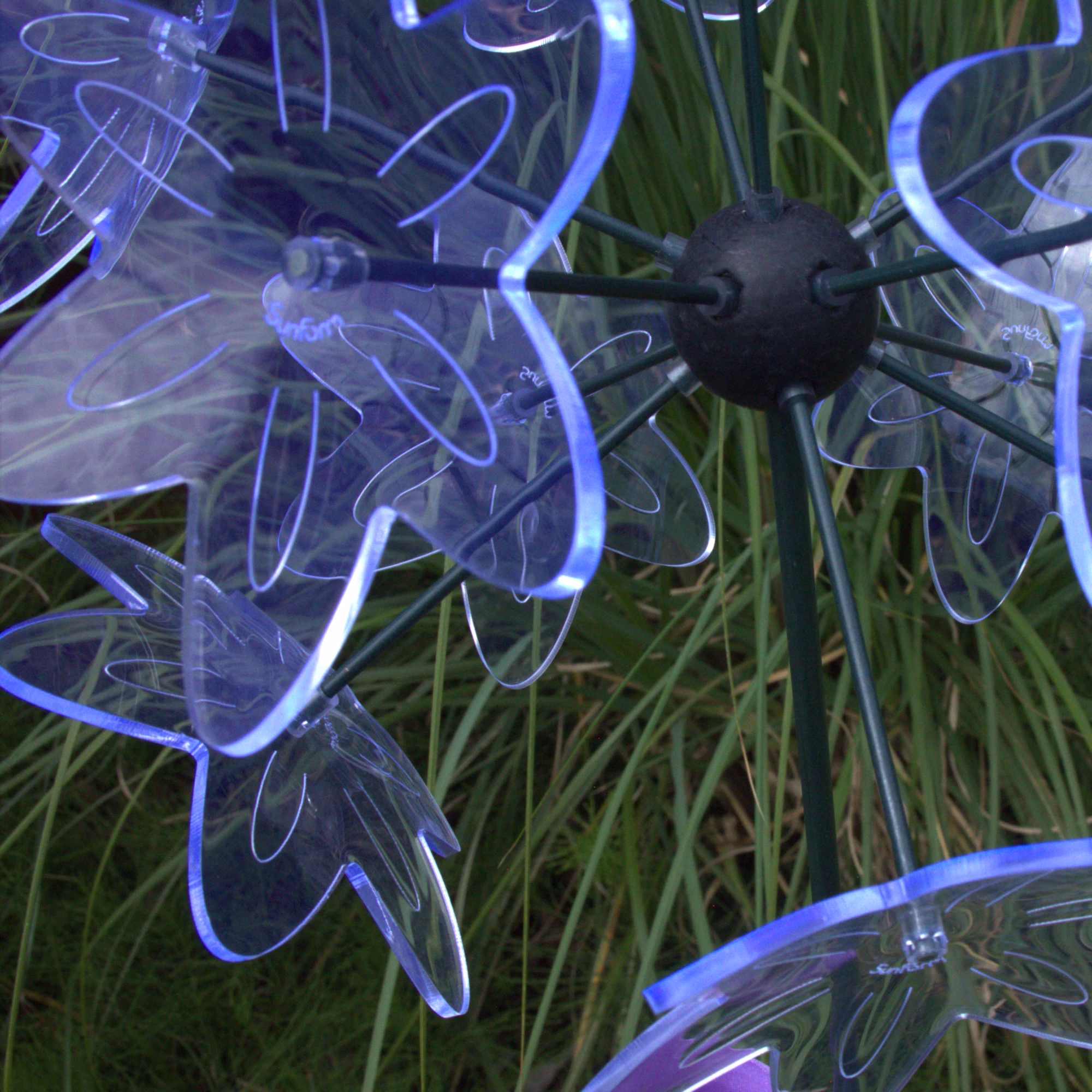 Sonnenfänger Allium – Leuchtende Gartendeko & Gartenstecker 3 SunForm-Sonnenfänger SunForm-Sonnenfänger: das leuchtende Allium, Detail, Sonnenfänger Funktion