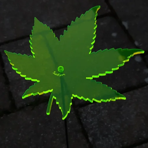 Sonnenfänger: Cannabisblatt im Blumentopf