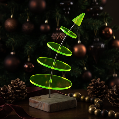 Sonnenfänger "Little Noel" 14 SunForm-Sonnenfänger Sonnenfänger-Weihnachtsbaum als Weihnachtsdekoration vor geschmücktem Christbaum und Tannenzapfen