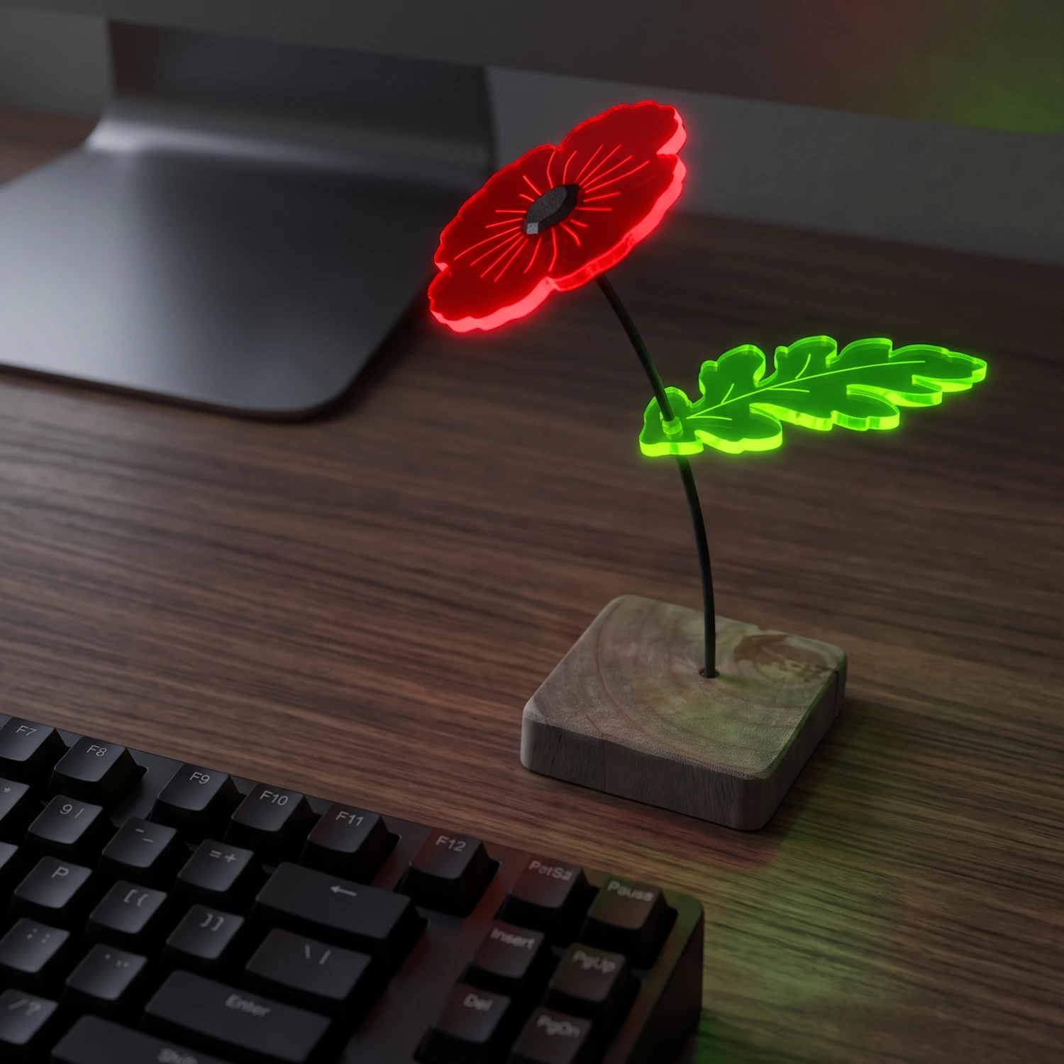 Sonnenfänger "Little Poppy" 2 SunForm-Sonnenfänger Sonnenfänger: Mohnblume, Poppy mit Standfuß, stehend auf einem Schreibtisch mit Monitor und Tastatur